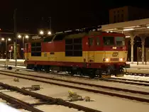371 005-0  Pepin  wartet bei frostigen Temperaturen in Dresden Hbf auf die Ankunft des EC 179 nach Prag. 14.02.2010
