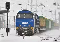 OHE 1460 f�hrt durch den winterlichen Hbf Rostock aus Richtung Bad Kleinen kommend am 13.02.2010