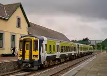 Nun Arnulf Sensenbrenner Forumsbeitrag  Neues aus Irland und China 12.2.2010 19:33  ist nur zwei Drittel der Wahrheit: Von Limerick nach Ennis/Inis fahren schon seit einiger Zeit wieder Z�ge. Hier wartet im Juni 2004 ein Dieseltriebwagenzug auf die Abfahrt nach Limerick.