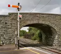 Zum Forumsbeitrag von Arnulf Sensenbrenner  Neues aus Irland und China 12.2.2010 19:33 
Als ich im Juni 2004 in Ennis/Inis zwischen Limerick und Galway diese Bild machte, dachte ich kaum, dass dieses Signal je wieder frei Fahrt zeigen wird...
