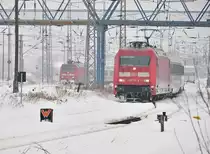 w�hrend 101 094 ihren IC vom Bahnsteig abzieht, verl�sst 101 115 mit ihrem IC fast zeitgleich den Bf Stralsund nach Binz am 14.02.2010