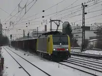 Die ES 64 F4-030 mit einem Stahlschrottzug am 14.02.2010 bei der Durchfahrt am Heimeranplatz. (M�nchen)