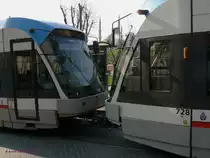 Detail der Doppeltraktion 748+728 (BOMBARDIER FLEXITY Swift Niederflur-Stadtbahnen) mit der Sultan-Ahmet-Moschee im Hintergrund. 
11.04.09