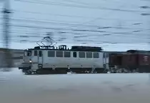 DP 57 mit einem PBSV-Ponnygespann und einem leeren Holzzug verl�sst den Bf Stralsund Richtung Grimmen am Abend des 14.02.2010
