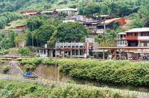 Bf. Shih Fen von der gegen�berliegenden Talseite betrachtet am 21.Mai 2005.