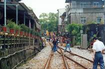 Bf. Shih Fen, Blickrichtung Ling Jiao am 21.Mai 2005. Bemerkenswert, welche Einstellung zu nicht �ffentlichem Gel�nde man anderen Orts hat.