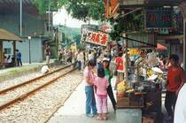 Ortsdurchfahrt Shih Fen, von der Einfahrtsweiche aus gesehen am 21.Mai 2005. Bemerkenswert, welche Einstellung zu nicht �ffentlichem Gel�nde man anderen Orts hat.