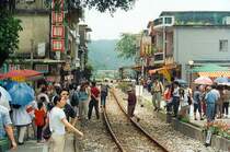 Ortsdurchfahrt Shih Fen, Blickrichtung Einfahrtsweiche am 21.Mai 2005.  Bemerkenswert, welche Einstellung zu nicht �ffentlichem Gel�nde man anderen Orts hat.