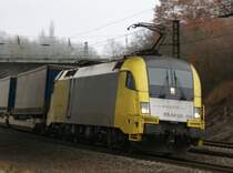 ES 64 U2-010 f�hrt mit einen KLV-Zug kurz hinter Fulda Richtung Norden am 23.01.2010