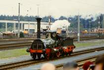 Dampflok  Die Pfalz , Gattung Crampton, im Original von Maffei 1853 gebaut. Hier ein Nachbau von 1925 unter Dampf auf der Fahrzeugparade  Vom Adler bis in die Gegenwart , die im September 1985 an mehreren Wochenenden in N�rnberg-Langwasser zum 150j�hrigen Jubil�um der Eisenbahn in Deutschland stattgefunden hat.