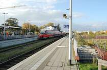 Bahnhof Kempen/Krefeld mit DB Triebzug 643 054 und Anhang.
Das Bild entstand am Sonntag den 25.10.2009 .
Von Hieraus gingen zwei weiter Bahnstrecken ab, eine nach Venlo �ber Kaldenkirchen und noch eine nach H�ls bei Krefeld in die ein und S�chteln in die andere Richtung (Kleinbahn).