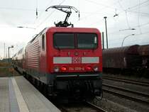 114 009 schob den RE 33216 Sassnitz-Rostock am 03.September 2009 aus den Bahnhof von Bergen/R�gen.