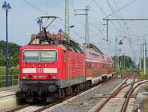143 307-7 f�hrt hier mit einem Ersatzzug von L�bbenau/Spreewald nach Cottbus. Aufgrund einer Baustellen-bedingten Streckensperrung wurde die RE2 Linie (Cottbus-Berlin-Rathenow) zwischen L�bbenau und L�bben gebrochen und Schienenersatzverkehr, kurz SEV, angeboten. L�bbenau/Spreewald den 04.07.2009