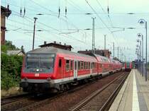 Das, was ich fr�her noch nicht konnte, mache ich mir heute zu nutzen: das Bearbeiten. Im Original ist das Bild nicht zeigenswert. Aber nach ein paar Mausklicks kann man es schon zeigen. Man sieht die RB14 von L�bbenau/Spreewald nach Berlin Ostbahnhof mit einem Halberst�dter Steuerwagen. L�bbenau/Spreewald den 07.06.2008