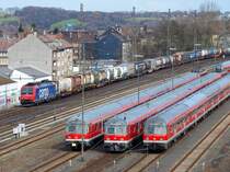 Blick vom Parkhaus der Aachen-Arkaden in Aachen Rothe Erde am 27.02.2010. Rechts abgestellte RE4 Garnituren und im hintergrund kommt 482 021-3 von Sbb Cargo mit einem Containerzug aus Richtung K�ln.