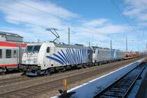 185 663 & 186 105 & 679 am 21.02.10 mit DGS 48862(?) in M�nchen Ost