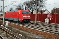 101 017-2 mit einem IC bei der Fahrt durch Rathenow in Richtung Berlin. 27.02.2010