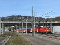 Eine 146 mit ihrem IRE voller VFB-Fans bei der Ausfahrt aus Plochingen. 27.2.10 