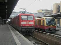 Hier links 114 004 mit einem RE1 von Frankfurt(Oder) nach Brandenburg Hbf. und rechts eine S7 nach Potsdam Hbf., diese beiden Z�ge standen am 27.2.2010 in Potsdem Hbf.
