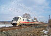 IC2277 mit 101 021 ( Unsere Z�ge schonen die Umwelt. Unsere Preise schonen Ihren Geldbeutel. ) in Singlis, 20.2.010.
