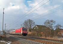 101 021 ( Unsere Z�ge schonen die Umwelt. Unsere Preise schonen Ihren Geldbeutel. ) mit IC2277 in Singlis, 20.2.010.