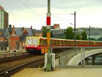 Verdecktes Objekt! Aber irgendwie stimmt es doch, nur dass das EBA f�r diese Baureihe jetzt die Arme ausgestreckt hat. Die S-Bahn 485-885 auf der Linie S 9 nach Flughafen Sch�nefeld, hier am 10.07.2009 auf dem Weg nach Berlin-Friedrichstra�e.  