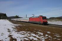 Der IC  Rottaler Land ,Hamburg-Passau rollt mit 101-129 Regensburg entgegen.(KBS 880,N�he Parsberg,27.02.2010)