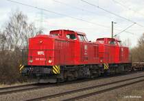 202 822-3 und 202 453-7 der WFL ziehen einen Containerleerzug durch Hamburg-Moorburg in Richtung Hannover. Aufgenommen am 27.02.10.
