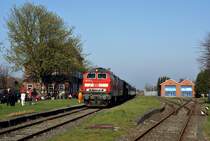 218 407-5 am 12.04.2009 mit einem Museumszug des VVM nach Kiel Hbf in Sch�nberg (Holstein).