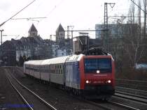  Jetzt trauen sich nicht nur ferne Wagen auf den RE13 sondern sogar eine Schweizer Lok. Hier bildet 482 005 die erste Lok dieses Loksandwiches hinten h�ngt 185 Cl002. Dazwischen bilden vier Bahntouristikwagen und eine DR-Wagen die restliche Ganitur. Das Bild entstand am 27.2.2010 in D�sseldorf Flingern.