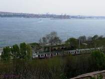 Blick vom Topkapi-Palast auf den Bosporus und die die Halbinsel umrundende Strecke nach Sirkeci, auf der ein S-Bahn-Triebzug der Reihe E14000 unterwegs ist. Ganz hinten rechts ist auf der asiatischen Seite der Hadarpascha-Bahnhof.
13.04.09
