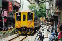 DRC 1029 f�hrt am 21.Mai 2005 durch Shih Fen, kurz vor der Einfahrtsweiche.