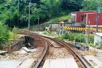 Br�cke bei der Hst. Ling Jiao am 21.Mai 2005. Blickrichtung Jing Tong, aufgenommen vom Bahn�bergang zwischen der Haltestelle und der Br�cke.