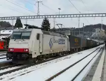 Crossrail - Lok 185 581-6 vor G�terzug bei der durchfahrt im Bahnhof Burgdorf am 30.01.2010
