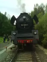35 1097-1 wurde am 28.6.2008 zu Sonderfahrten auf der Wismutanschlussbahn eingesetzt. Am Zugende befand sich eine V300 der Wismut GmbH. Die Einstigsstelle befand sich am Bahn�bergang der Zufahtsstra�e zum Betriebsteil Lichtenberg der Wismut