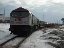 OHE-Tiger 330090 am 24.Februar 2010 mit leeren Holzwagen im F�hrhafen Mukran.