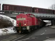 Drunter und Dr�ber am 24.Februar 2010 am Bahnhof Stralsund R�gendamm.W�hrend im oberen Teil schon Leerwagen aus dem Stralsunder S�dhafen standen,mu�te 298 306 die Wagen im unteren Teil erst nach oben bringen.