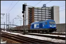 Kurz nach dem Mittag, holt 253 014-9  -Press- die Holzwagen vom R�gendamm ab. Stralsund am 28.02.10