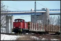 Lok 6 -PBSV- mit der ersten Wagengruppe auf dem R�gendamm. Stralsund am 28.02.10