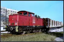 am fr�hen Sonntagmorgen ist Lok 6 -PBSV-(& nat�rlich auch die Besatzung) schon flei�ig und bringt volle Holzwagen auf den R�gendamm. Stralsund am 28.02.10
