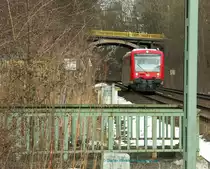 650 016 kommt am Samstag den 27.02.2010 auf dem Weg von Stadler zur�ck in die s�dliche Heimat durch Oberfranken. Hier kurz vor dem Einfahrsignal von Hof Hbf (Mast rechts) mit der sog. Jahnbr�cke im Hintergrund. Das Gel�nder vorne geh�rt zu einem Durchgang unter der Hauptstrecke und ist sehr alt und original erhalten... Sch�ne Stelle, die ich erst jetzt so richtig entdeckt habe...