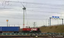 MaK G 1204 150002 der OHE rangiert am 27.02.10 einen Containerzug aus dem Rbf Alte S�derelbe in den CTL Altenwerder vorbei an einer der zwei gro�en Windkraftanlagen in Altenwerder.