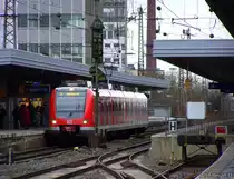 422 036/536 hier vom Bahnsteig 9 aus fotografiert. Er wartet auf Fahrg�ste an gleis 11 als S3 in Richtung Hattingen / Mitte. 28.02.2010