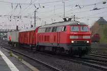225 099-1 rangierte am 14.11.09 mit einem Hilfswagen und zwei kaputten Containerwagen (Flachstellen) in Mainz-Bischofsheim