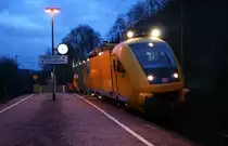 „Xynthia“ hat gestern 19.2.2010 auf der S-Bahnlinie 6 zwischen Essen und D�sseldorf ganze Arbeit geleistet.
Zwischen Essen HBF und D�sseldorf Wehrhahn ist der Zugbetrieb auf unbestimmte Zeit eingestellt.
Am Abend hat 711 118-0 Kettwig Stausee erreicht.
Nachdem die Oberleitung Geerdet wurde ging es weiter Richtung Ratingen H�sel um weitere Sch�den zu beheben.