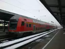 Doppelstock-Steuerwagen (ex DR) als RE nach Ro�lau(Elbe) im Hauptbahnhof Magdeburg.(18.2.2010)