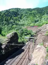 Talw�rts fahrender Kurzzug hat gerade die Piottino-Schlucht bei Rodi durchfahren und befindet sich kurz vor der Einfahrt in Freggio-Kehrtunnel. Zwei Minuten sp�ter passiert der Zug den Standpunkt des Fotografen, 11.06.2009.