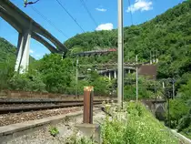 Talw�rts fahrender Personenzug kurz vor der Einfahrt in den oberen Pianotondo-Kehrtunnel, 12.06.2009.
