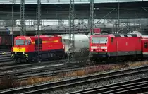 Lok 9 der Neusser Eisenbahn wartet im Neusser Gbf w�hrend 143 612 mit ihrer RE in den Neusser Pbf einf�hrt am 26.02.2010