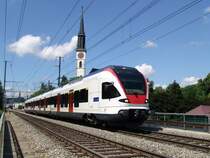 RABe 523 011-5 am 3.7.05 in Cham. Im Hintergrund sieht man die R�m. Kath. Kirche St. Jakob